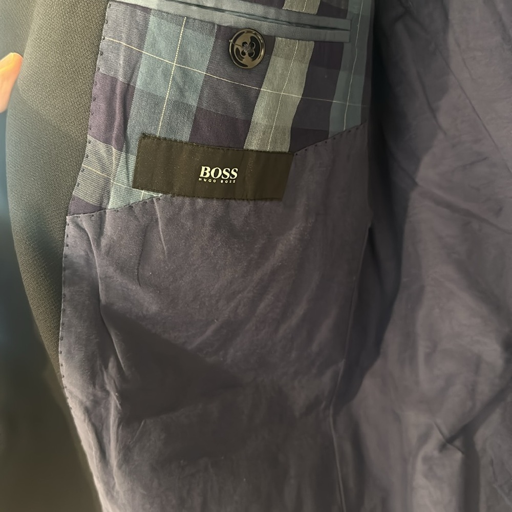 Ready to wear Navy Blue Hugo Boss Sportcoat. Great condition! - Picture 4 of 8